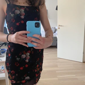 Klänning från Urban outfitters strl XS - Jättefin klänning från Urban Outfitters, perfekt till sommaren. Säljer för att den är för liten för mig. Storlek XS . Köpte för 500 kr💞💞 