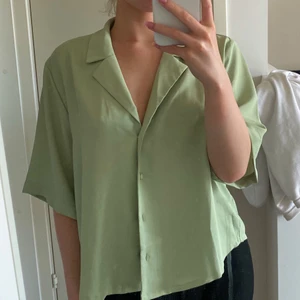 Oversized pastelgrön skjorta 💚 - En cool lite vintage aktig skjorta från Monki i storlek L. Men passar även en S/M för en mer oversized fit. Endast använd en gång 
