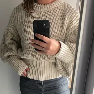 Sparsamt använd tröja från Zara i storlek L, (beige). Sitter bra på mig som vanligtvis bär M! Hör av er vid frågor eller fler bilder ✨
