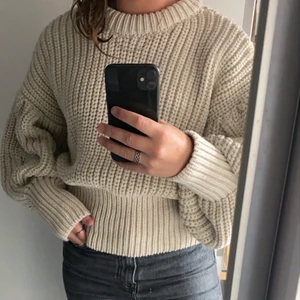 Mysig tröja -Zara  - Sparsamt använd tröja från Zara i storlek L, (beige). Sitter bra på mig som vanligtvis bär M! Hör av er vid frågor eller fler bilder ✨
