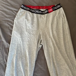 Calvin Klein mjukisbyxor - Fina Calvin Klein mjukisbyxor dom aldrig används! Dom är dom nya! Jättesköna! ÄKTA