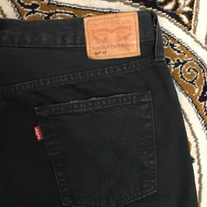 Levis 501  - Använda men ändå bra skick. Gjorde ett hål i ena knät och sen har de slitits lite på knäna när jag använt de. Köparen står för frakt. Säljs i befintligt skick. Kan gå ner i pris vid snabb affär