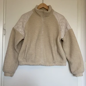 Vit teddyjacka!  - Supersnygg teddyjacka från Lindex! Storlek S men ändå lite oversized i modellen:) jätteskön och superfint skick! Köparen står för frakt✨