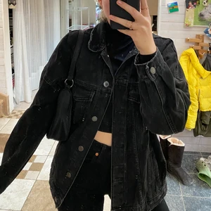 cool svart jeans jacka 🖤 - Skitsnygg svart jeansjacka i en oversized modell. Jättefint skick, är en 38 eller M men jag är S och på mig sitter den perfekt 🖤🤍🖤