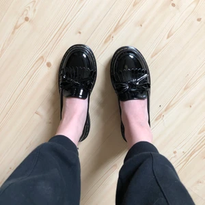 Loafers, med olika typer av synthetic material i storlek 35 - Sprillans nya skor med olika typer av synthetic material. Råka köpa dom en storlek för liten och glömde lämna tillbaka dom. 