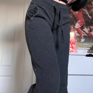 Mjukisbyxor - Svarta mjukisbyxor, sjukt bekväma och fina! Storlek XS eller 32/34 jättebra skick! Kostar 107 med frakt