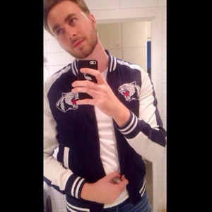 Baseball jacka i Storlek L - Nästan helt oanvänd basebolljacka av märket Adrian Hammond i storlek L. Kan nog sitta snyggt på både tjejer och killar.