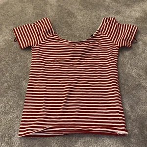 Offshoulder t-shirt från bikbok - En randig t-shirt från bikbok. Har inte används så mycket därför säljer jag den. Köp för 75kr. Köparen står för frakt!