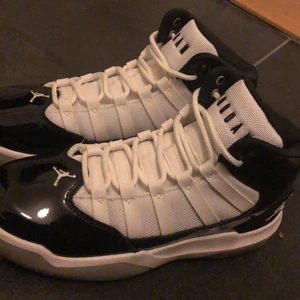 NIKE Jordans MAX aura - Jag har endast användt skorna några få gånger och tänker därför sälja de. De är perfekta att spela basket i men också att ha som vanliga day to day skor, jättesköna och går ihop med allt. Skorna är även i väldigt bra skick.