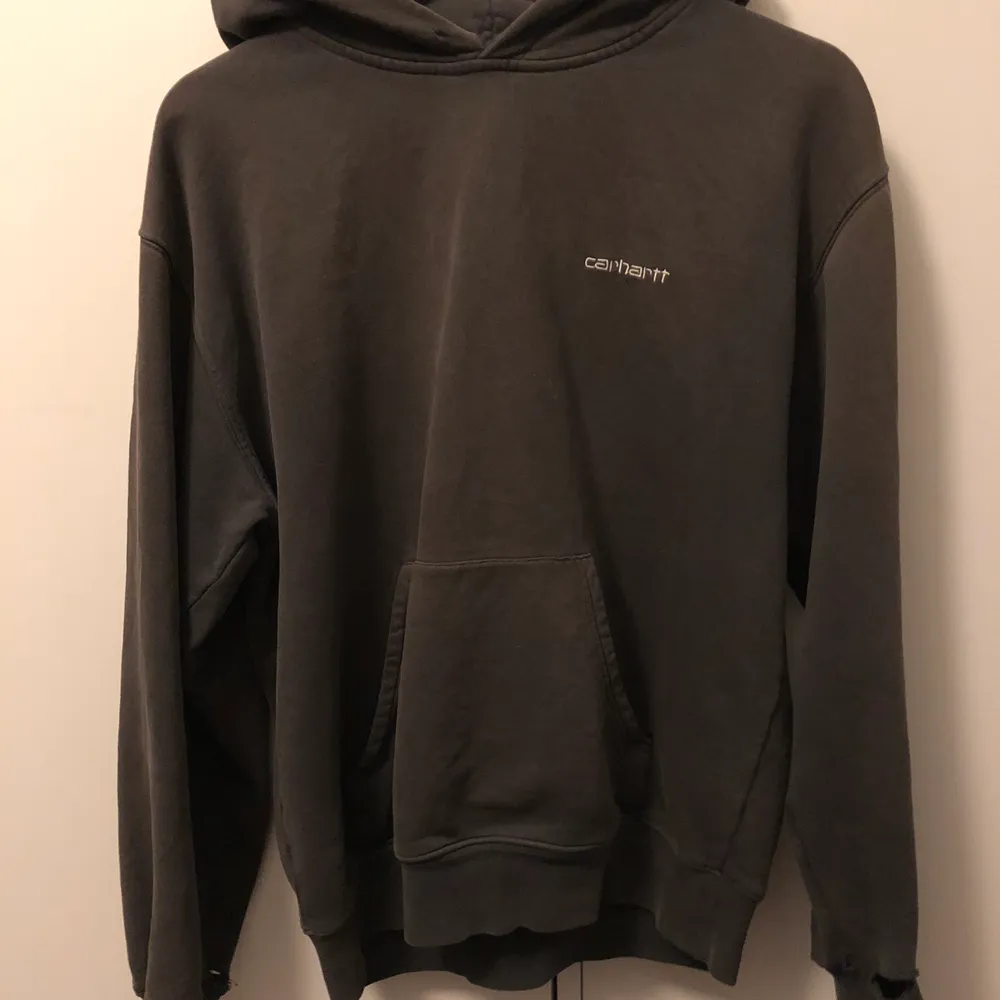 En vintage carhartt hoddie ganska simpel men väldigt snygg storlek M men om man vill ha den oversized så ska man ha S i vanliga fall. Bud från 200. . Tröjor & Koftor.