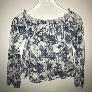 Söt topp - Använd 2 gånger, säljer för den ej kommit till användning, köparen står för frakt