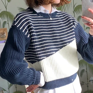 Stickad tröja från &otherstories - Superfin kabelstickad tröja från &otherstories endast använd ett fåtal gånger så i bra skick. Den är i storlek XS och jag har vanligtvis storlek M så på mig blir den lite ”cropped”. Kan tänka mig att den sitter något oversized på en mindre person. 75% bomull 25% polyamid