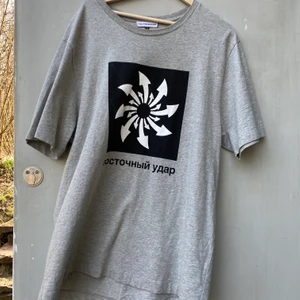 Gosha rubchinskiy arrow tee - Gosha tisha från spring/summer 18, nypris runt 6-700kr använd men bra skick