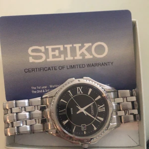 Klocka  - Klockan är lite förminskad och batteri behöver bytas, men annars i väldigt fint skick. 