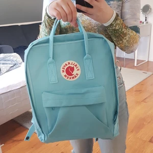 Perfekt kånken väska - Skit snygg kånken väska i perfekt skicka. Använd max 3 gånger med nypris ca 2000 kroner. Säljer dorekt för 550 kroner!!!! Turkos.