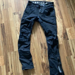 Svarta G-star jeans - Svarta jeans från G-star Raw. Storlek W29 L32 true to size eller något mindre. Dem håller på att spricka i ljumsken. Ny pris ca 1700kr. 