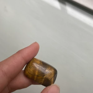 Sten/tigeröga - Tigeröga från Egypten i nyskick direkt från Desert Design och är aldrig använd till någonting, har en massa andra annonser där jag säljer ännu mer stenar så om ni är intresserade kan ni gärna gå in och kolla! Kan fixa så att det finns borrade hål om man hellre vill ha den som en pärla till ett smycke, men säg bara till isåfall var ni vill ha hålet:) köparen står för frakt 