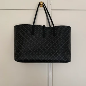 Malene Birger Tote väska - Säljer den mest praktiska väska man kan äga! En stor Tote från Malene Birger. Inköpt cirka 3 år sen från STHLMBLVD. Använt ganska mycket, men har bra utsida. Insidan har sig några fläckar, därav priset! Säljes i befintligt skick. Kan endast skicka men köpare får välja om de vill ha spårpart paket. Köpare står för frakt. Inköpt för cirka 2.600kr