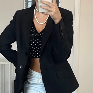 Blazer - Säljer vidare denna svarta blazern då den inte riktigt satt lika snyggt på mig som jag hade önskat tyvärr. Mycket fint fin skick! 💕 (bilder från tjejen jag köpte den av)