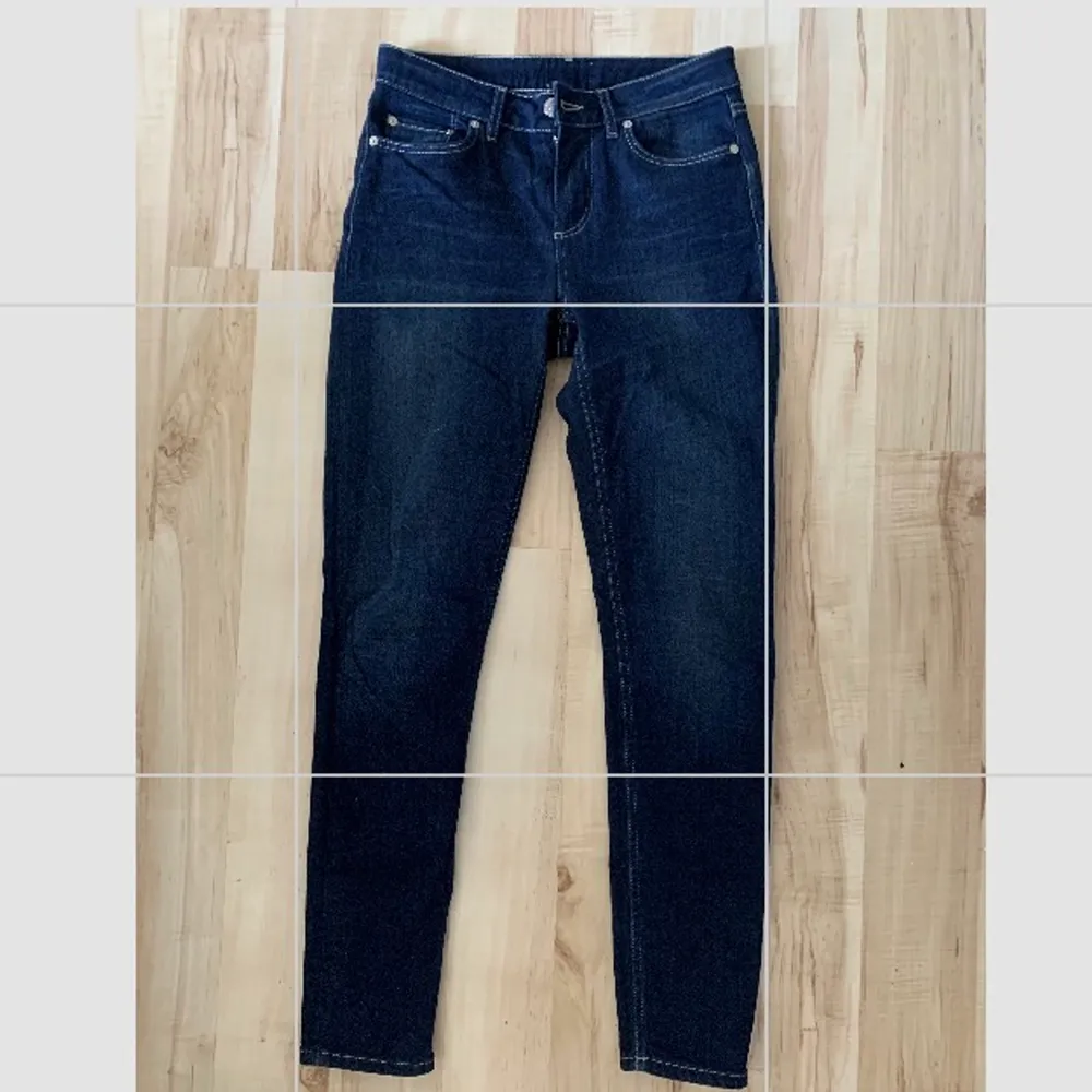 Säljer mina gamla Acne Studios jeans då dom blivit försmå:/  Storlek 25/32 skulle nog säga att dom motsvarar en Xs✨ 20kr. Jeans & Byxor.