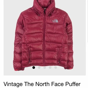 North Face Puffer - Säljer min röda north face som jag har fått inte så länge sen, jag har beställt dom och insåg att jag inte ville ha den när jag köpte något annat. Den är jättefin och färgen sticker ut bra på vintern och håller även mot vind så att man inte svettas samtidigt💖