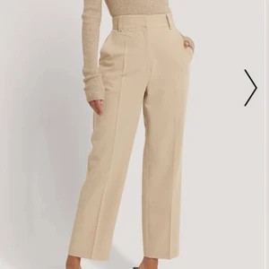 Nakd kostymbyxor strl S/36 - Vill sälja dessa då jag rensar garderoben och har knappt använt dessa alls så de är näst intill nyskick