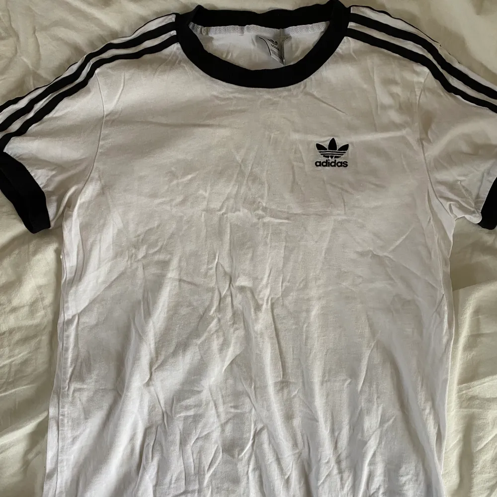 Lite oversize adidas tröja som inte används längre, fint skick! Lite skrynklig på bilden men bara att stryka så är den som ny. . T-shirts.