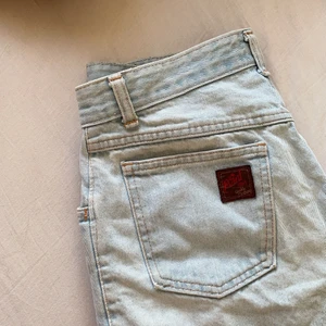 Ljusblåa shorts - Ljusblåa shorts köpt på second hand i Spanien. Namn på secondhand men kan jag hitta. Passar liten 38