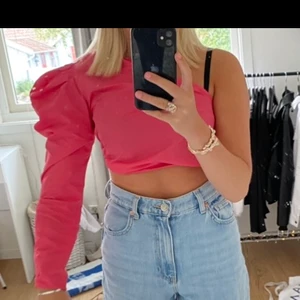 Rosa tröja, 36 - Säljer denna silkes tröja från Gina. Aldrig använd. Bra skick. Den är egentligen längre men vikten upp den.