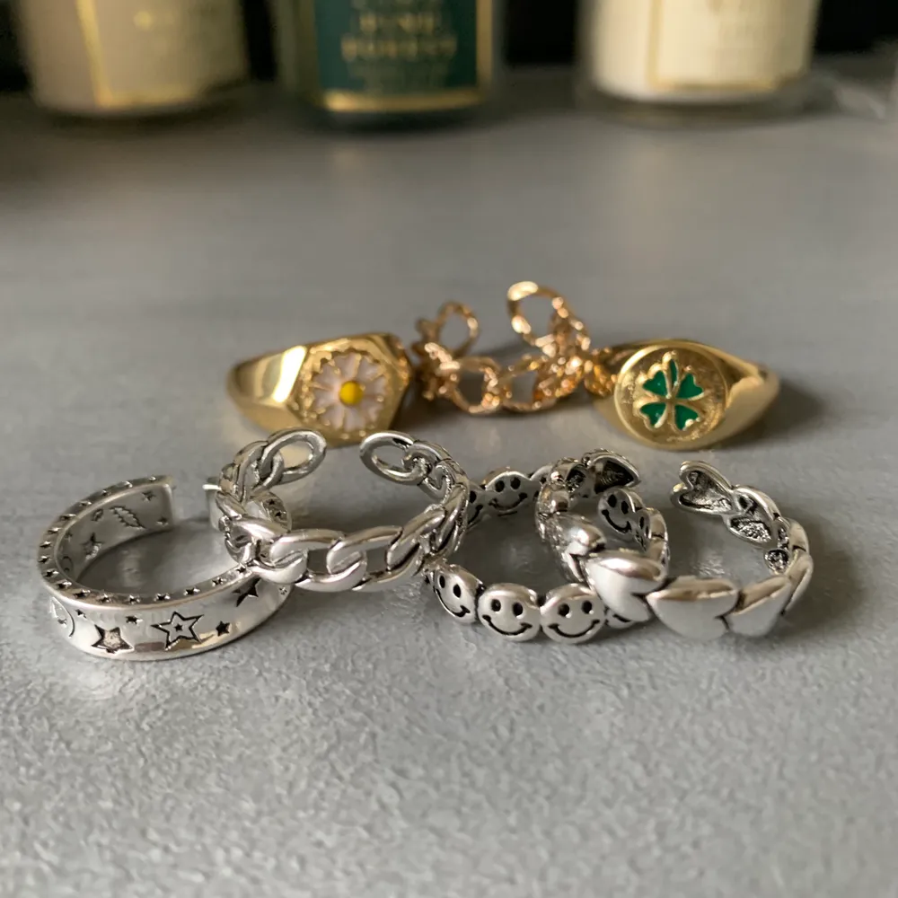 Superfina ringar köpta blandat från zend och plick💓 Alla i äkta silver och vissa är även guldpläterade💞 Ringarna är justerbara och passar alla storlekar💓 Säljer endast för att jag har för många ringar så bara en av varje tillgänglig 💞💞. Accessoarer.