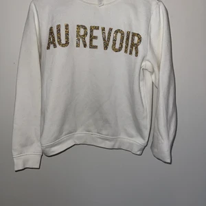 Sweatshirt med glittrig text - vit sweatshirt med glittrig text! Köparen står för frakt 📦 Pris kan diskuteras!