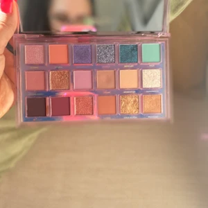 Huda beauty mercury retrograde  - använd två gånger + några swatches. Självklart äkta 