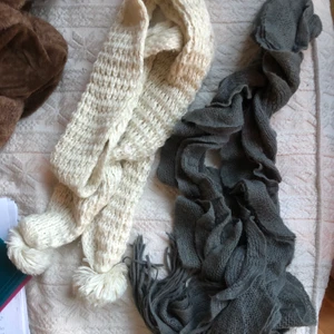 Halsdukar vi grå - 40kr st 