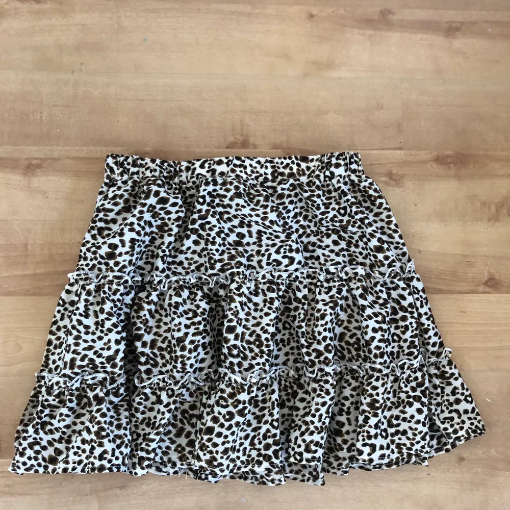 Jätte fin leopard kjol från Shein✨ Storlek M men liten i storleken så den passar bättre på mindre än M🧚 . Kjolar.