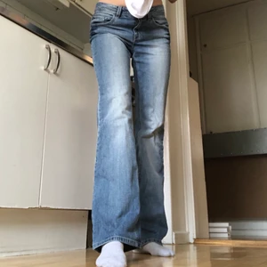 Ljusblåa jeans  - Jättefina raka ljusblåa jeans från esprit. Köpte de på sellpy men de har inte kommit till användning. Strl 29/34, jag är 169 och bär ofta strl xs/s. Kan posta eller mötas upp. Frakten kommer kostar extra på 72kr. Säljer likande jeans i mörkare färger! 