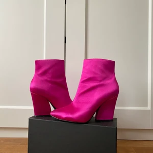 Rosa klackar från NAKD. - Skitcoola klackar/tunna boots från NAKD. Superfin knallrosa skimrig färg. Använda max 3 gånger med endast en liten slitning på tån (skickar bild vid intresse). Storlek 38.