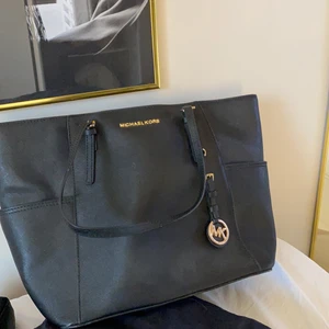 Michael kors väska - Rymlig väska från Michael Kors i använt skick🖤