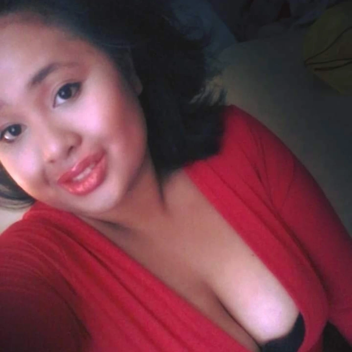 M/XL. V-urringad rödtröja. 