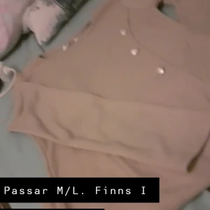 M/l. Knähöjdsklänning, *xizi-fashion. - Mycket fin, skön klänning från Xizi-fashion I ljusbrun/beige färg. 70% nedsatt pris från inköp, 110 SEK. Det vill säga säljes för: 33 SEK