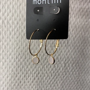 Örhängen guld  - Fina örhängen i guld och en fin sten! Aldrig använda!