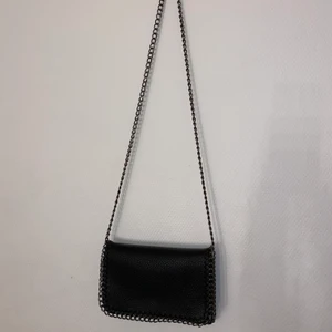 Väska svart   - En snygg axelbandsväska perfekt till sommarn! Använd få gånger 