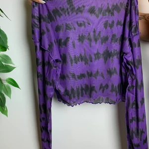 Lila mesh topp - Lila mesh topp! Storlek XS. Bud börjar på 30kr!  Budet ligger på 50kr just nu