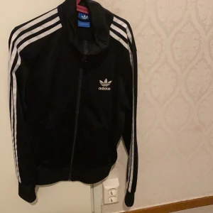 Adidas - Säljer denna adidas kofta då jag inte har någon användning av den längre 