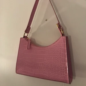 Väska - Skitsnygg väska, säljer så den inte har kommit till användning. Frakten är inte inkluderad i priset💕💕