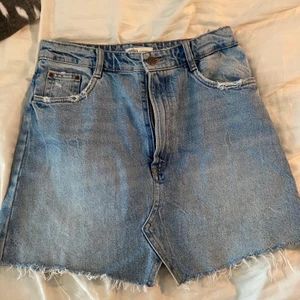 Jeans kjol - Jätte fin kjol ifrån Zara, använd men i bra skick. Säljer då den aldrig kommer till användning. Köparen står för frakten💕