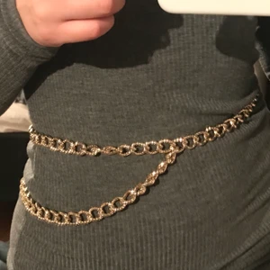 skärp från bikbok - guldigt kedjeskärp från bikbok, använt fåtal gånger! passar alla storlekar, nyskick