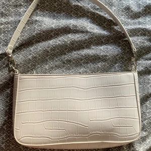 vit axelväska  - Helt oanvänd axelväska som passar till mycket ⚪️🦙🕊🐮🥥