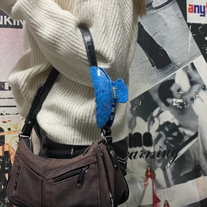 Hårklämma - Jag driver ett UF-företag tillsammans med några tjejkompisar där vi säljer miljövänliga hårklämmor som är helt sjukt snygga! Vi sålde slut denna färg på endast 2 dagar senast och nu har vi öppnat shoppen för förbeställningar men i ett väldigt begränsat antal!! Beställ en nu på www.clippuf.com 