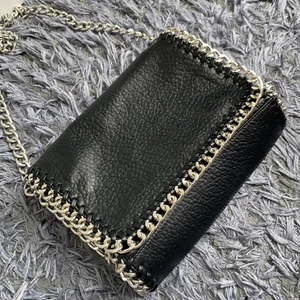 Svart väska  - Säljer min svarta väska med silver detaljer🥰 den är i väldigt gott skick!