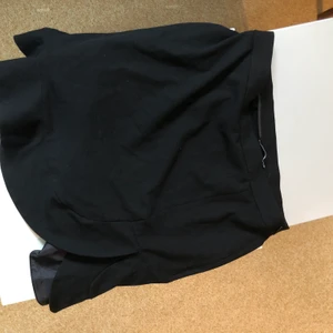 Svart kjol - Svart snygg kjol, för stor därför har jag ingen bra bild med den på